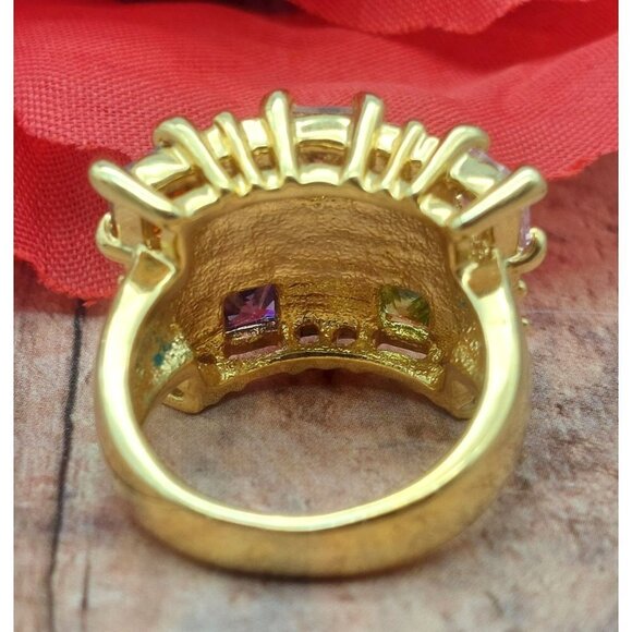 NWOT Gold Tone Colorful Crystal Covered Cocktail Fashion Ring Size 8 - Picture 4 of 8